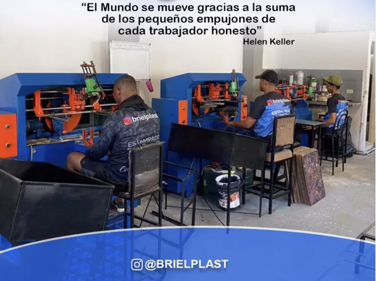 Equipo de Brielplast trabajando en el taller de serigrafía